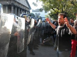 La avenida Hidalgo y la calle Independencia permanecen cerradas a la vialidad en los cuadrantes cercanos al inmueble legislativo. EL INFORMADOR / M. Vargas