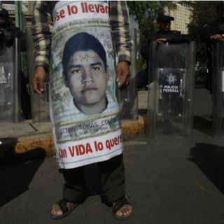 Padres de Ayotzinapa se concentran en instalaciones de la PGR