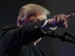 Trump amago a Ford, y otras automotrices, a imponer altos aranceles si no regresaban sus inversiones a EU. AP / P. Martínez