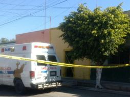 Alrededor de las diez de la mañana, tras recibir el reporte, policías y paramédicos se trasladaron al inmueble donde estaba el cuerpo. ESPECIAL /