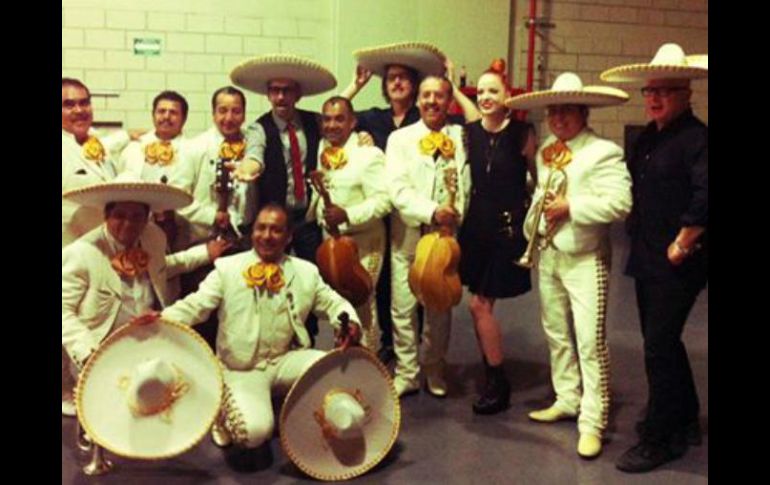 En la instantánea, los integrantes de la banda aparecen junto a un mariachi con todo y el sombrero del atuendo mexicano. FACEBOOK / Garbage