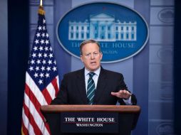 El portavoz describe a los periodistas a bordo del Air Force One esa medida como una decisión ya tomada por Trump. AFP / B. Smialowski