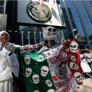 Padres de los 43 acuerdan reunirse con Raúl Cervantes