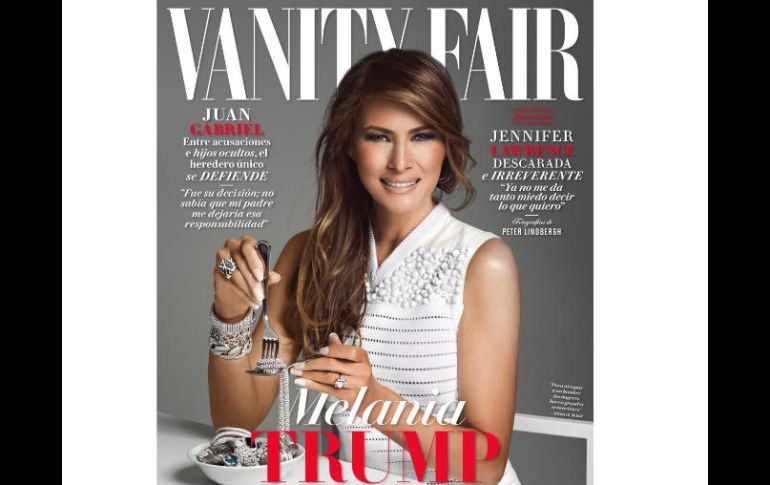 La portada de febrero de Vanity Fair México muestra a una sonriente Melania vestida de blanco con un plato lleno de joyas. TWITTER / @VanityFairMX