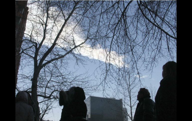 Varios curiosos observan la estela de vapor dejada por un meteorito caído en la región rusa de Cheliábinsk, en 2013. AP / ARCHIVO
