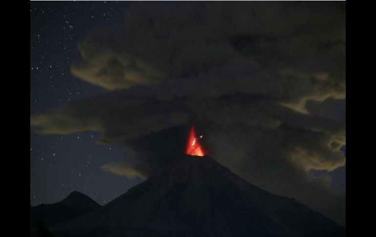 Las autoridades estatales piden a la población estar atentos ante cualquier incremento de la actividad volcánica. EFE / U. Ruiz