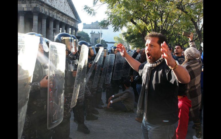 Los manifestantes entregaron a los diputados un pliego petitorio con 17 puntos para hacer frente al 'gasolinazo'. EL INFORMADOR / M. Vargas
