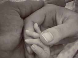 En la imagen aparecen las manos de Julián y Marjorie sosteniendo la del bebé. INSTAGRAM / juliangil