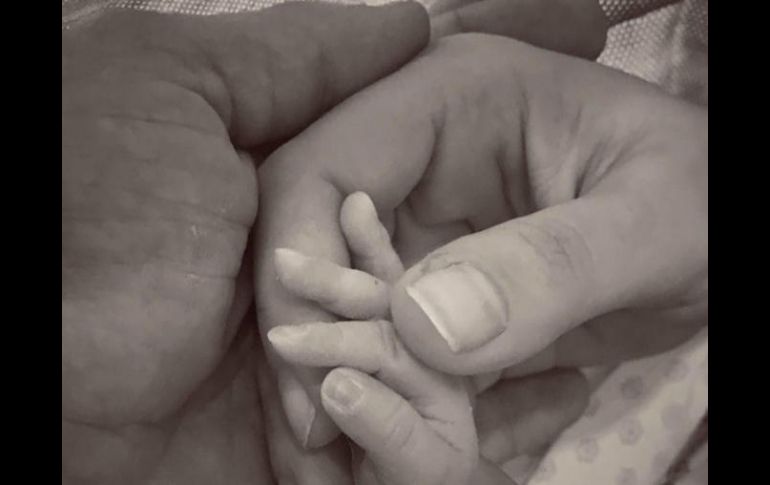 En la imagen aparecen las manos de Julián y Marjorie sosteniendo la del bebé. INSTAGRAM / juliangil