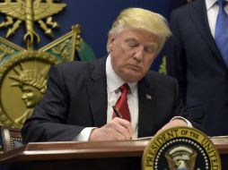 El mandatario de EU suspendió la emisión de visados para personas procedentes de Irán, Siria, Irak, Somalia, Sudán, Yemen y Libia. AP / S. Walsh