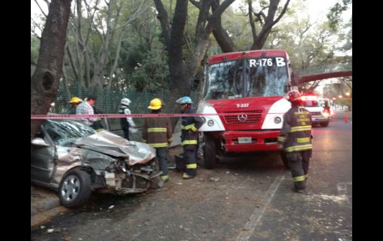 El accidente dejó a dos personas con lesiones leves. ESPECIAL / Protección Civil Guadalajara