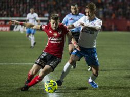 Paul Arriola trata de guiar el balón y burlar la marca de Martín Rodríguez. NTX / E. Jaramillo