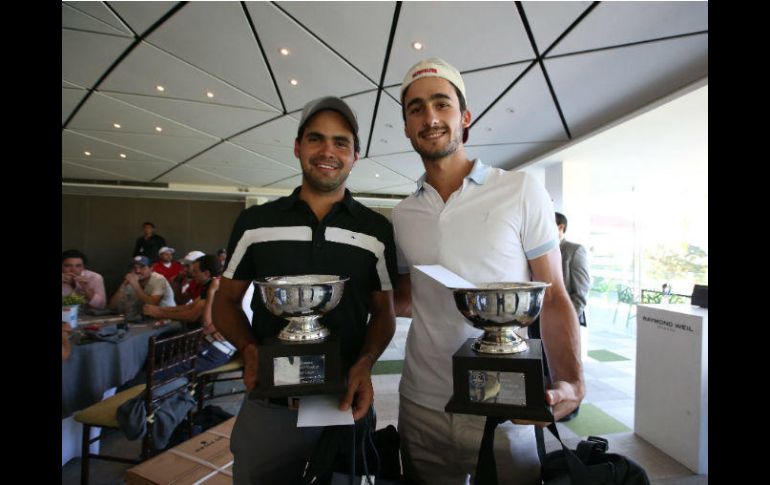 Rodrigo Medina y Juan Diego Plasencia  posan con sus trofeos de campeones. EL INFORMADOR / R. Tamayo