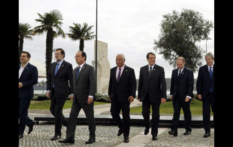 ‘‘Europa es una fuerza, un espacio de libertad y de democracia’’, dijo Hollande luego de la foto con seis líderes europeos. EFE / J. Relvas