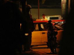 Luego del ataque, el hombre impactó contra un vehículo que estaba estacionado. EL INFORMADOR / ARCHIVO