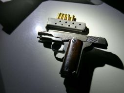 Los policías encontraron al sujeto arriba del auto quien ante la presencia de los comisarios intentó huir. ESPECIAL / Policía de Guadalajara