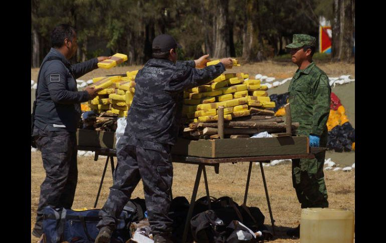 Aproximadamente 247 paquetes de droga sintética, fueron quemados por miembros del ejército mexicano. SUN / E. Hernández