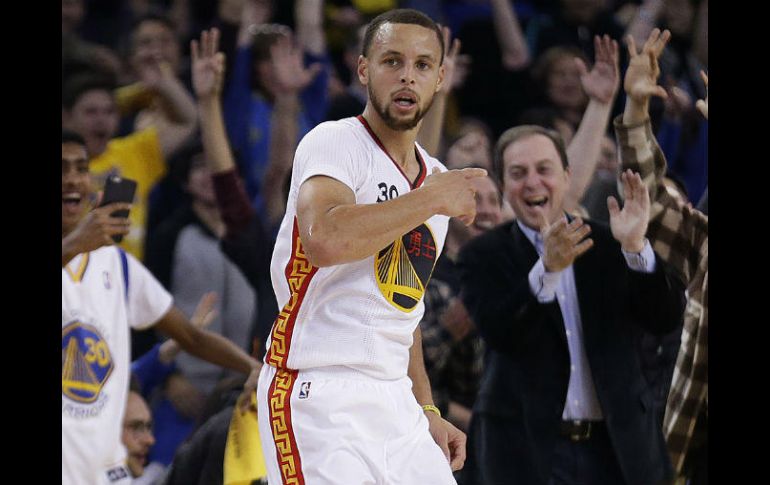 Curry anotó 25 de sus 43 puntos en el tercer cuarto. AP / B. Margot
