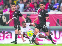 José Madueña (#27), quien fue una pesadilla para los michoacanos, supera a Rodolfo Vilchis. Bryan Garnica (#15) acompaña en la jugada. MEXSPORT /