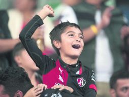 Felicidad en las tribunas. Un pequeño seguidor de los Zorros celebra uno de los goles de su equipo, anoche contra el Morelia. MEXSPORT /