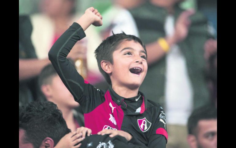 Felicidad en las tribunas. Un pequeño seguidor de los Zorros celebra uno de los goles de su equipo, anoche contra el Morelia. MEXSPORT /