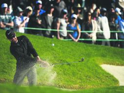Tiro. Patrick Rodgers saca la pelota de una trampa de arena en el hoyo 18. AFP /