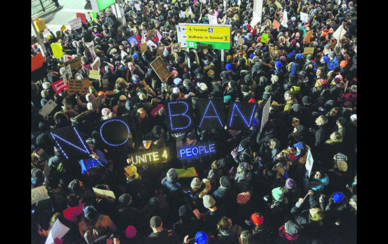 Miles de personas expresaron su inconformidad y acudieron a los principales aeropuertos del país para manifestar su repudio. AFP / ARCHIVO