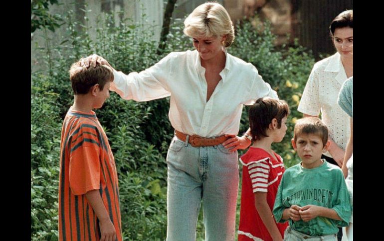 La princesa Diana participó en varias misiones de caridad y apoyó a diversas fundaciones humanitarias. EFE / ARCHIVO