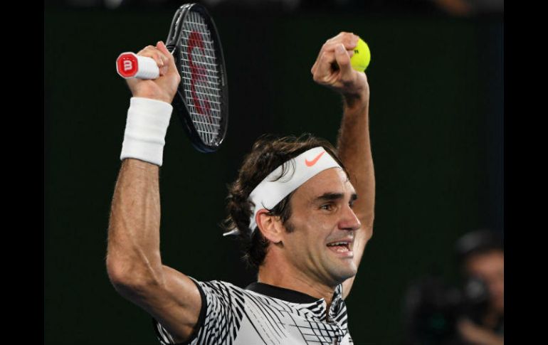 Federer celebra su victoria luego de jugar un partido lleno de emociones. AFP / G. Wood