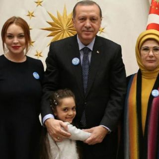 Lindsay Lohan visita a Erdogan y a niña refugiada siria