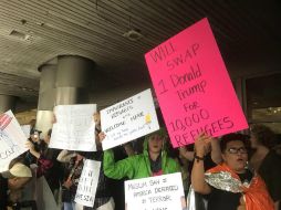 El lunes prevén a una 'gran manifestación' en las cercanías de la representación diplomática para protestar por la prohibición. EFE / L. Castro