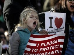 Los manifestantes en contra el veto de Trump hacia los musulmanes continúan su protesta. EFE / P. Foley