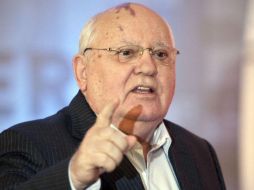 Según Gorbachov, cuando escasea el dinero para programas sociales, se invierten grandes cantidades en armamento. EL INFORMADOR / ARCHIVO