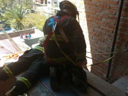 Bomberos de Guadalajara llegaron al sitio para bajarlo y darle primeros auxilios. ESPECIAL / Bomberos de Guadalajara
