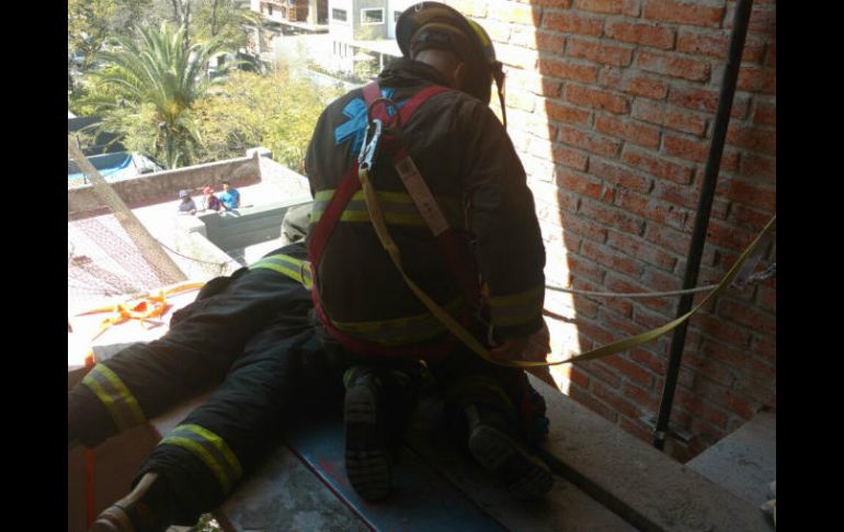 Bomberos de Guadalajara llegaron al sitio para bajarlo y darle primeros auxilios. ESPECIAL / Bomberos de Guadalajara
