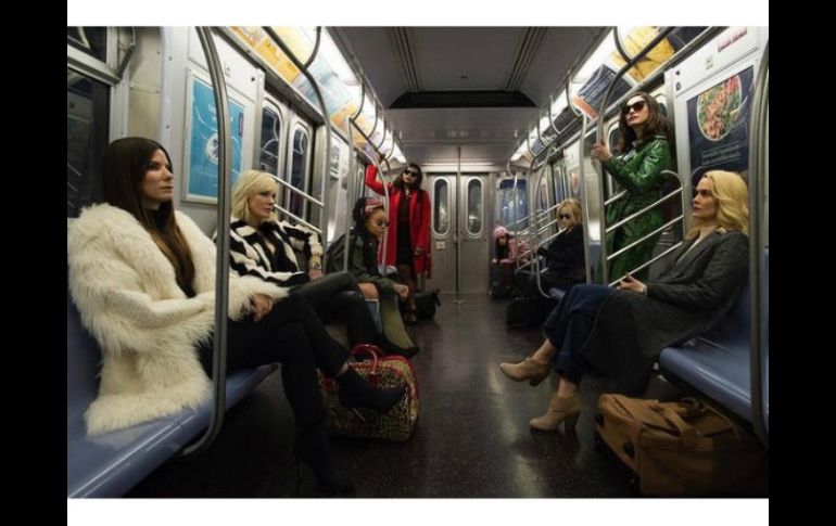En la imagen aparecen las ocho protagonistas en un vagón del metro de Nueva York, ciudad en donde cometerán el robo del siglo. INSTAGRAM / badgalriri