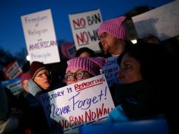 Manifestantes protestan contra el veto migratorio, este lunes, frente a la sede de la Suprema Corte de Justicia, en Washington, DC. AFP / W. McNamee