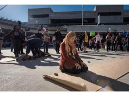 Emmanuel Lubezki captó imágenes de los protestantes en el aeropuerto de Los Ángeles y las publicó en Instagram. INSTAGRAM / chivexp