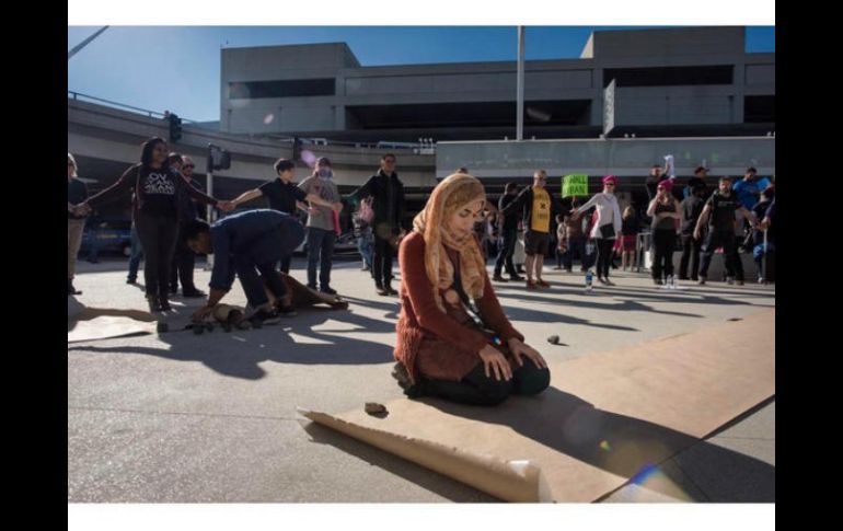 Emmanuel Lubezki captó imágenes de los protestantes en el aeropuerto de Los Ángeles y las publicó en Instagram. INSTAGRAM / chivexp