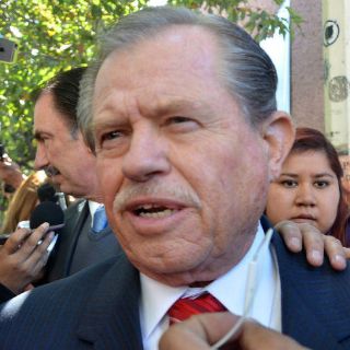 Comparece padre de Rodrigo Medina, ex gobernador de NL