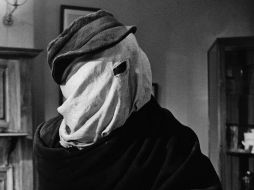 John Hurt consigue dibujar a un hombre de maneras corteses y delicadas en 'El hombre elefante' con una increíble transformación. ESPECIAL /