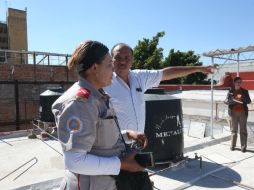 Maestras y alumnas del instituto de belleza en Alcalde abandonaron el edificio. Ayer Protección Civil acudió a la finca para evacuarla. EL INFORMADOR / G. Gallo
