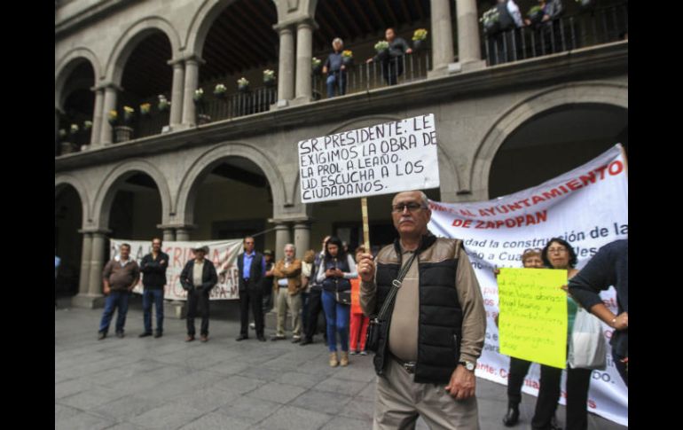Distintos grupos se manifestaron en las instalaciones del Ayuntamiento este martes. EL INFORMADOR / F. Atilano