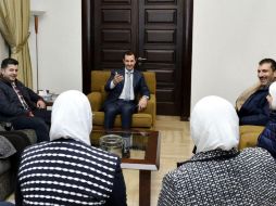 Fotografía facilitada por la Agencia de Noticias Siria SANA que muestra al presidente sirio Bachar al Asad (c) durante la entrevista. EFE / SANA