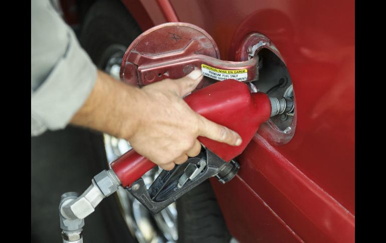 Los establecimientos están obligadas a ofrecer la gasolina Magna a 12.44 por litro, y el litro de Premuim costará 15.35. EL INFORMADOR / ARCHIVO