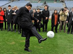 El presidente chino Xi Jinping ambiciona que su país pueda un día albergar y ganar un Mundial. AP / ARCHIVO