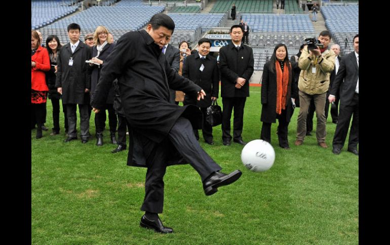 El presidente chino Xi Jinping ambiciona que su país pueda un día albergar y ganar un Mundial. AP / ARCHIVO