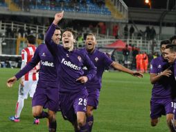 Los jugadores de la Fiorentina celebran el tanto de la victoria. EFE / C. Lattanzio