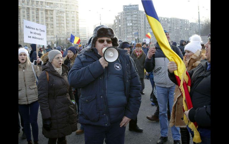 Según varios medios nacionales, entre dos mil y tres mil personas salieron a las calles de todo el país, la mitad de ellos en Bucarest. EFE / R. Ghement