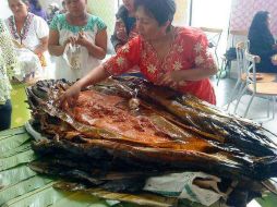 El zacahuil puede medir hasta metro y medio de largo, para un aproximado de cien comensales. TWITTER / @SECTURHidalgo